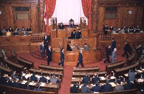 (2)FY 2002 budget becomes law with upper house approval